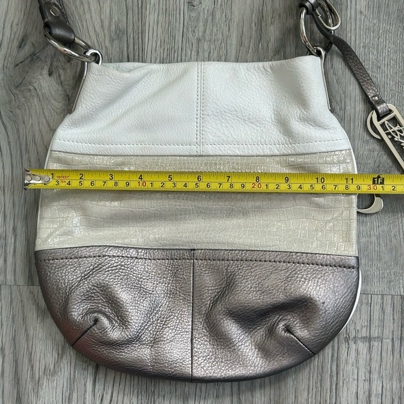 B. Makowsky Womens White & Silver Leather Stylish Crossbody Purse Bag One Size - Picture 4 of 13